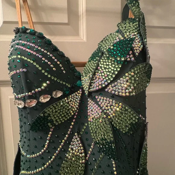 Elegant Green Evening Gown - Picture 6 of 8